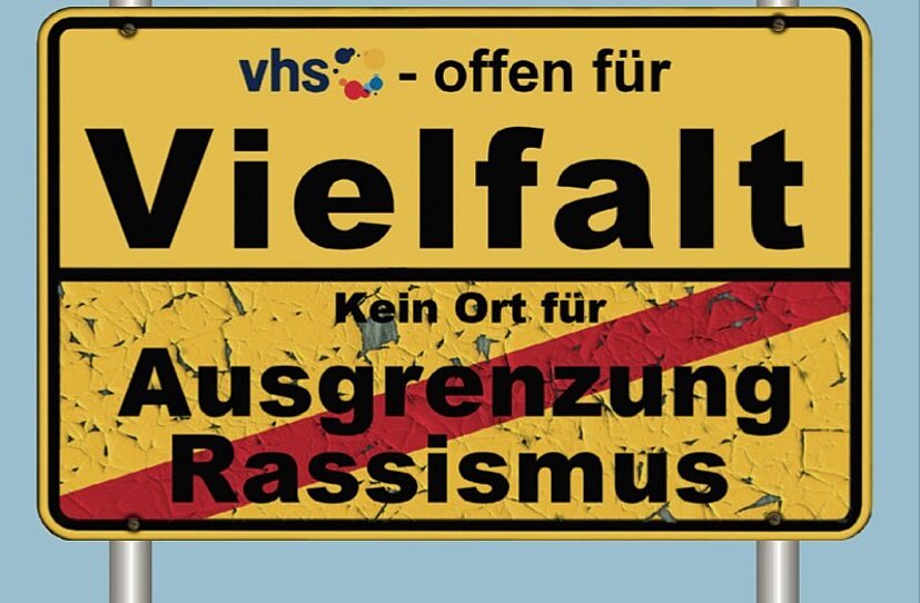 Ortsschild: VHS - offen für Vielfalt | Kein Platz für Ausgrenzung & Rassismus